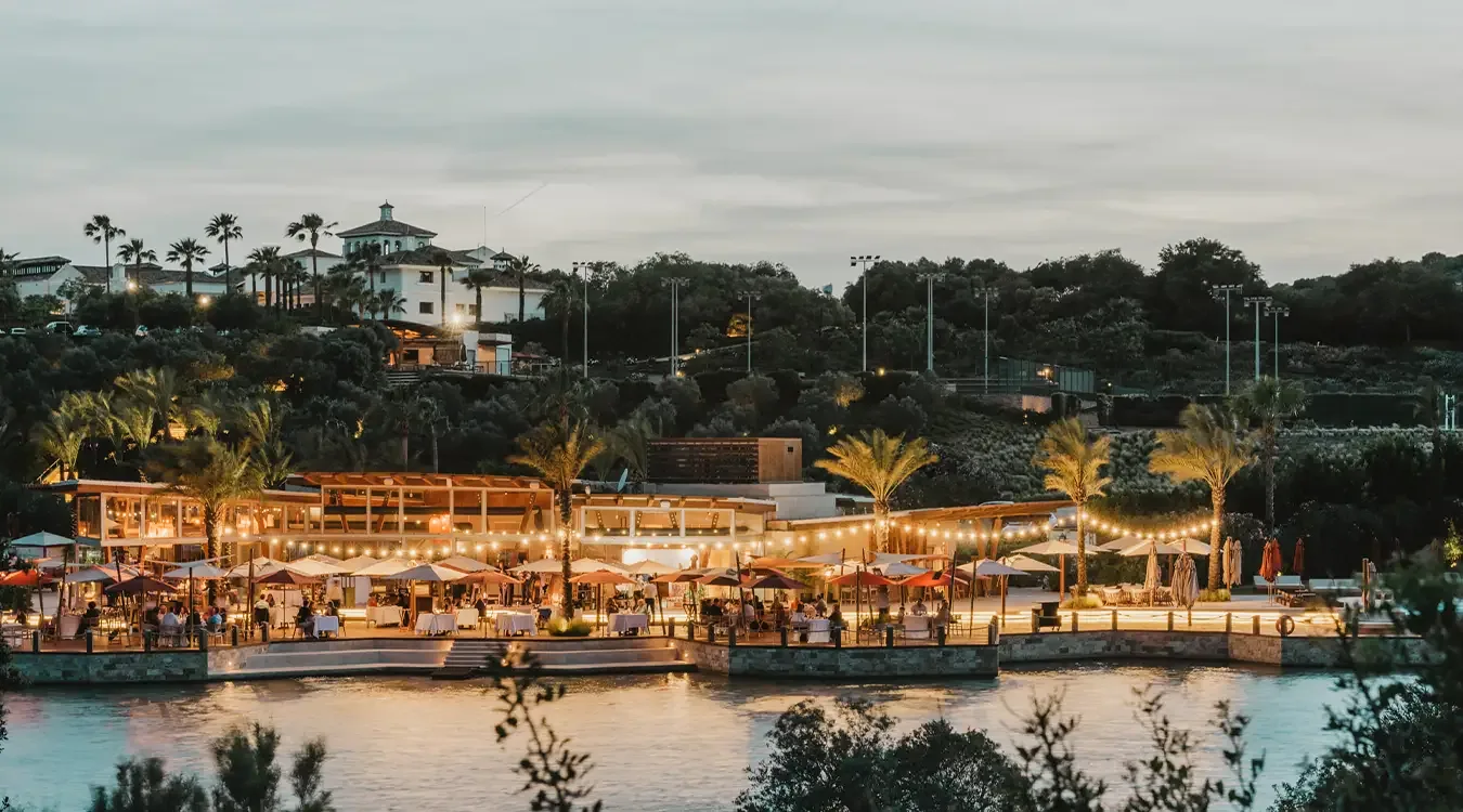 De jachthaven van Sotogrande bij het blauwe uur