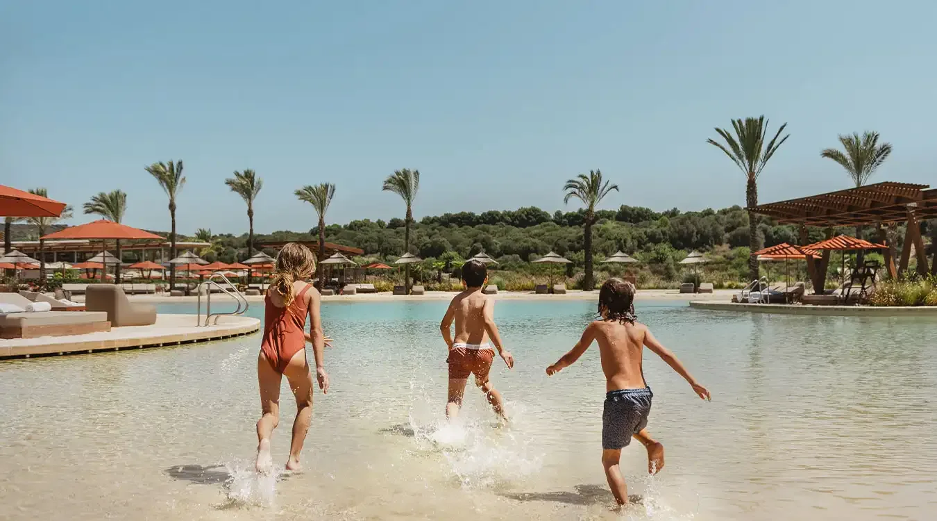 Kinderen lopen de lagune in